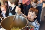 Šéfkuchař Radek Šubrt v Labe aréně ukázal, jak uvařit zdravé a lehké jídlo pro sportovce a inspirovat školní kuchyně